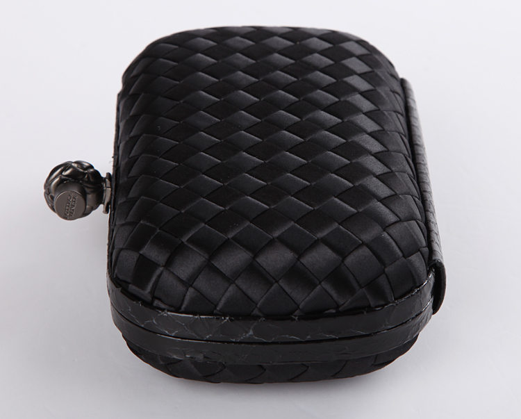 Bottega Veneta nero satin knot clutch 113085 black