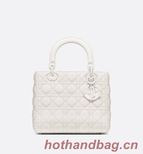 LADY DIOR ULTRA-MATTE MEDIUM BAG M0565IL white