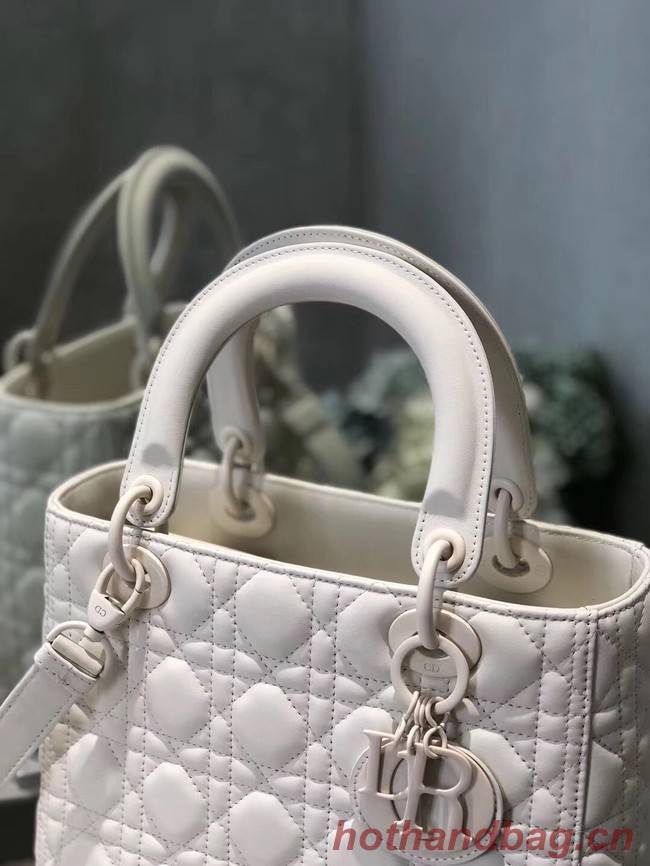 LADY DIOR ULTRA-MATTE MEDIUM BAG M0565IL white