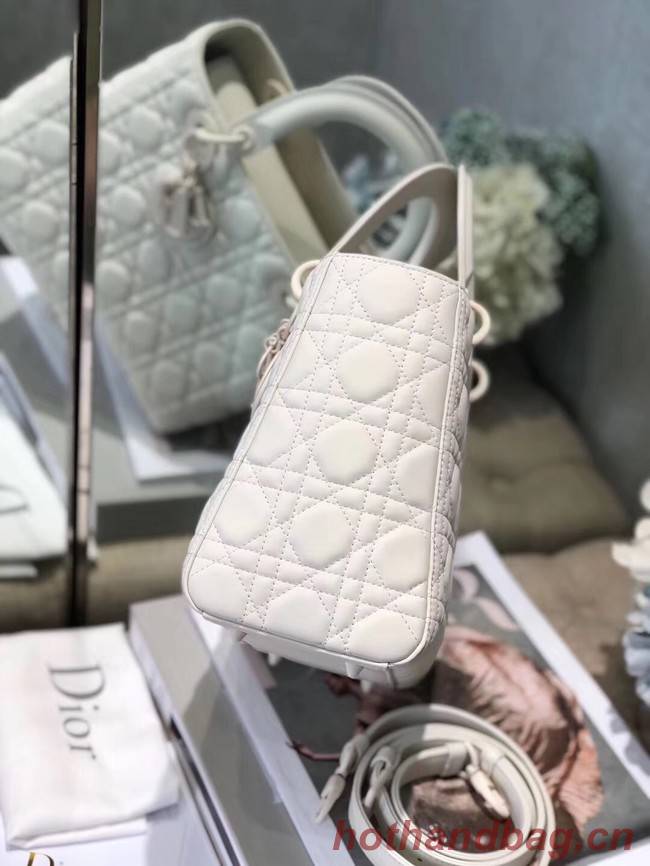 LADY DIOR ULTRA-MATTE MEDIUM BAG M0565IL white