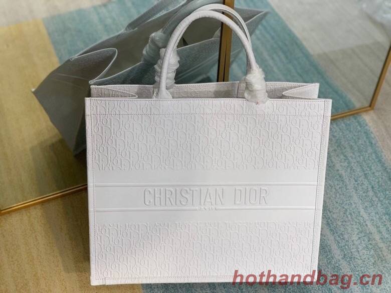 DIOR BOOK TOTE BAG IN Calfskin M1296Z white