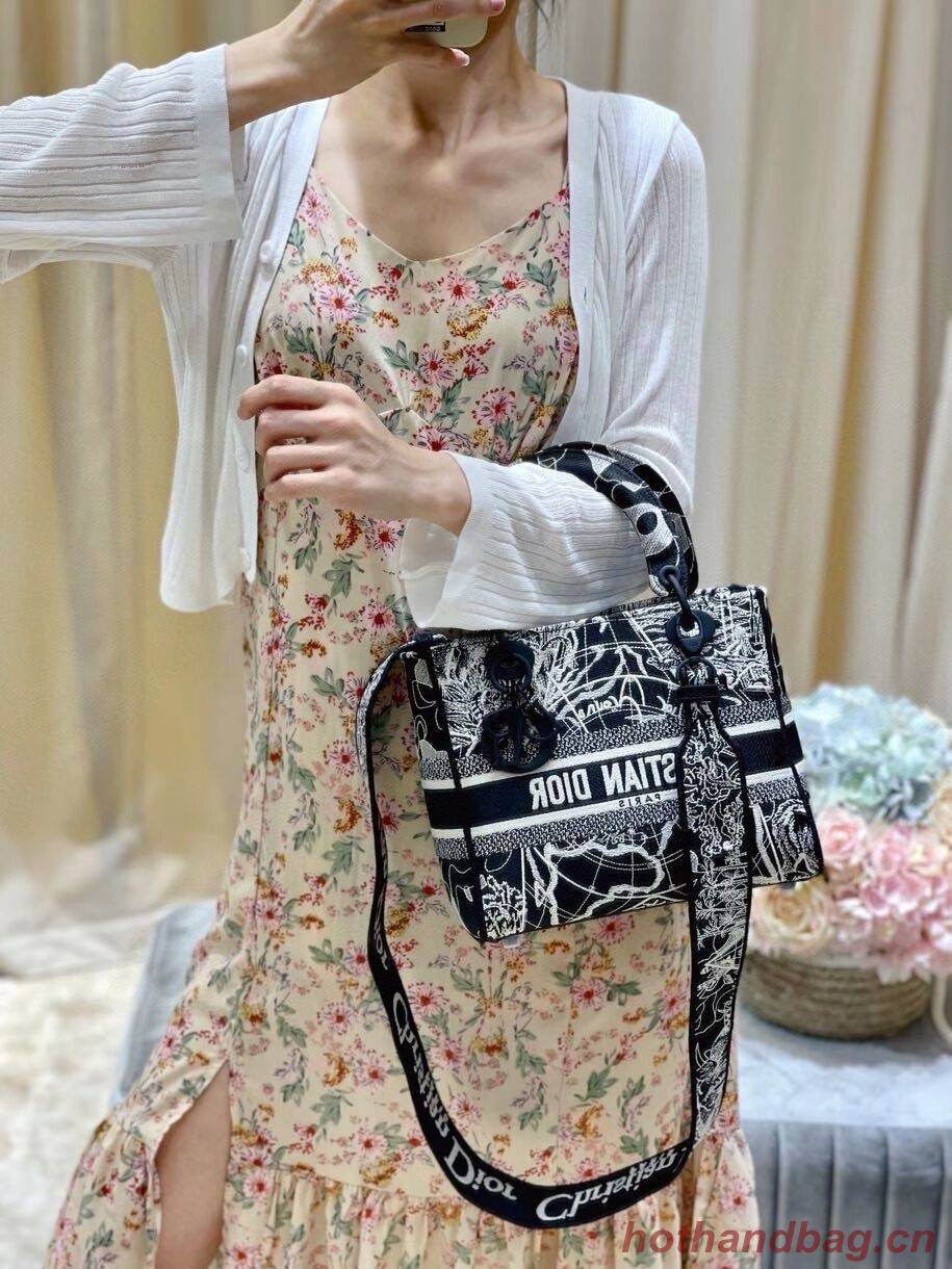 MEDIUM LADY D-LITE BAG Black and white globe Embroidery M0565O