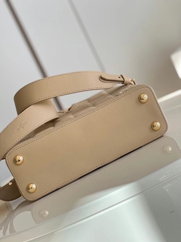 Louis Vuitton CAPUCINES PM M48864 apricot