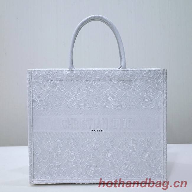 DIOR BOOK TOTE Embroidery C1286-33 white