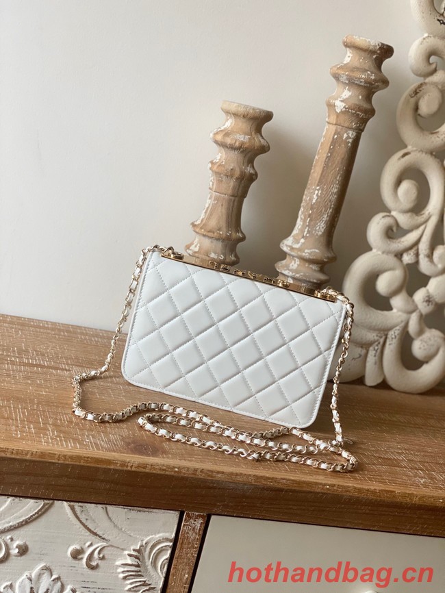 CHANEL WALLET ON CHAIN Lambskin & Gold-Tone Metal 88632 white