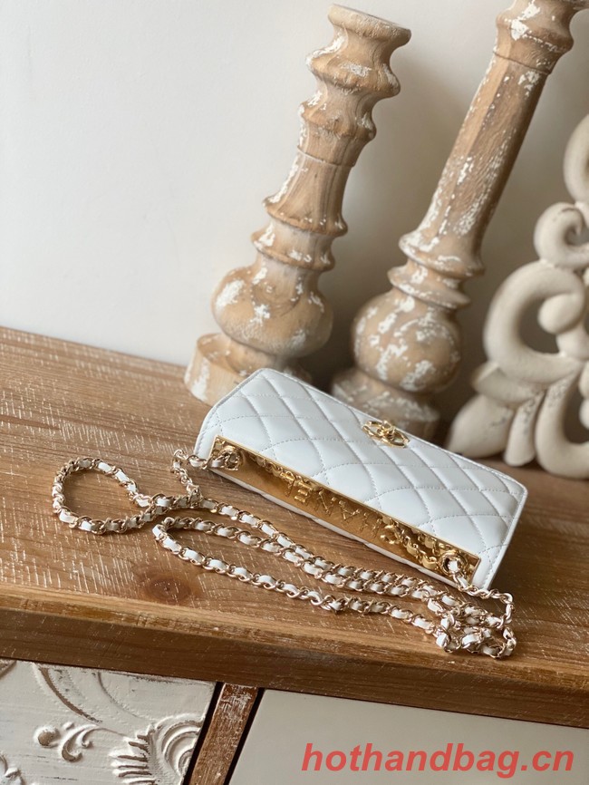 CHANEL WALLET ON CHAIN Lambskin & Gold-Tone Metal 88632 white