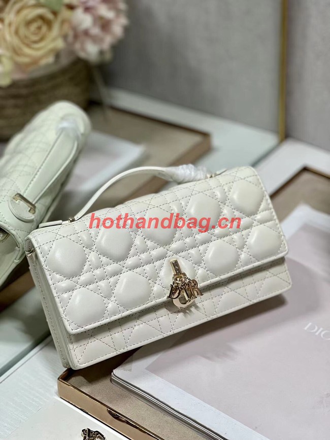 LADY DIOR CHAIN POUCH Cannage Lambskin S0937O white