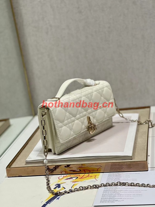 LADY DIOR CHAIN POUCH Cannage Lambskin S0937O white