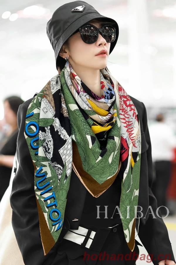 Louis Vuitton Scarf LVC00437