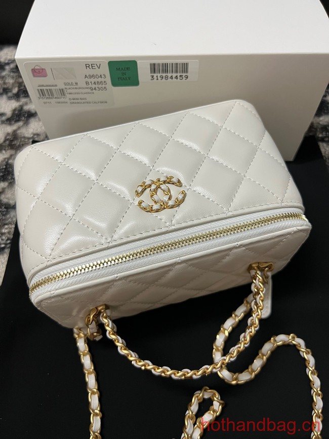 CHANEL CLUTCH WITH CHAIN AP3747 white