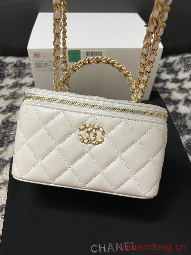 CHANEL CLUTCH WITH CHAIN AP3747 white