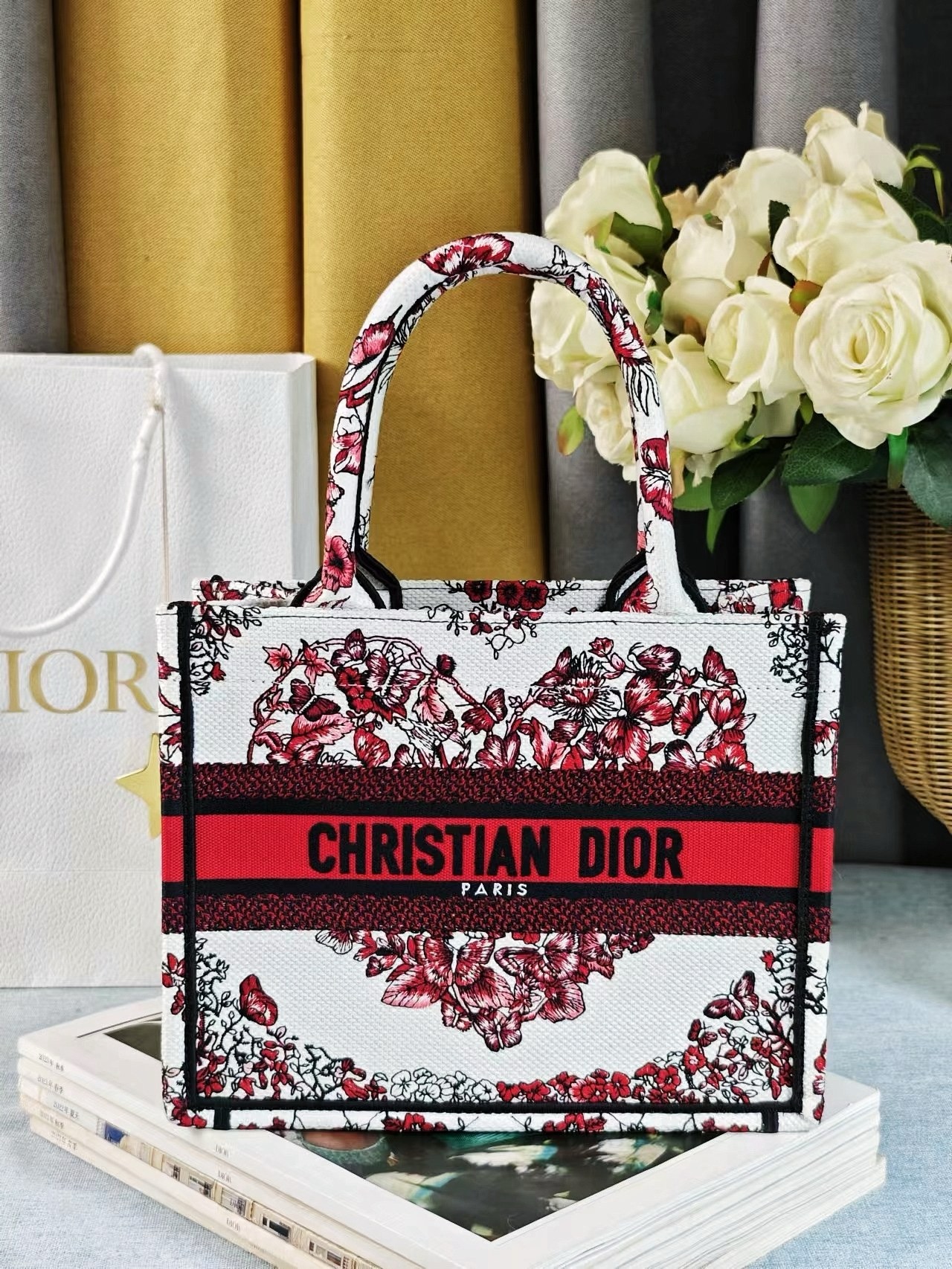 SMALL DIOR BOOK TOTEWhite and Red Le Coeur des Papillons Embroidery M1296ZRf