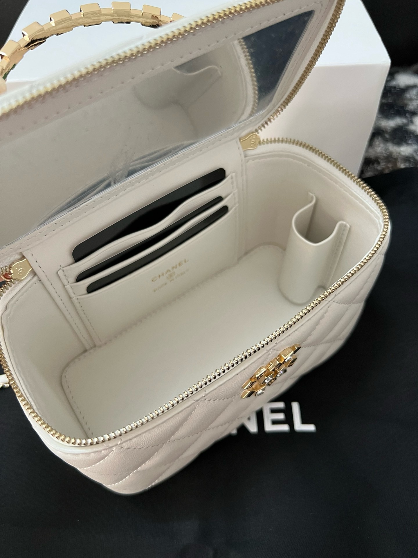 CHANEL CLUTCH WITH CHAIN AB3747 WHITE