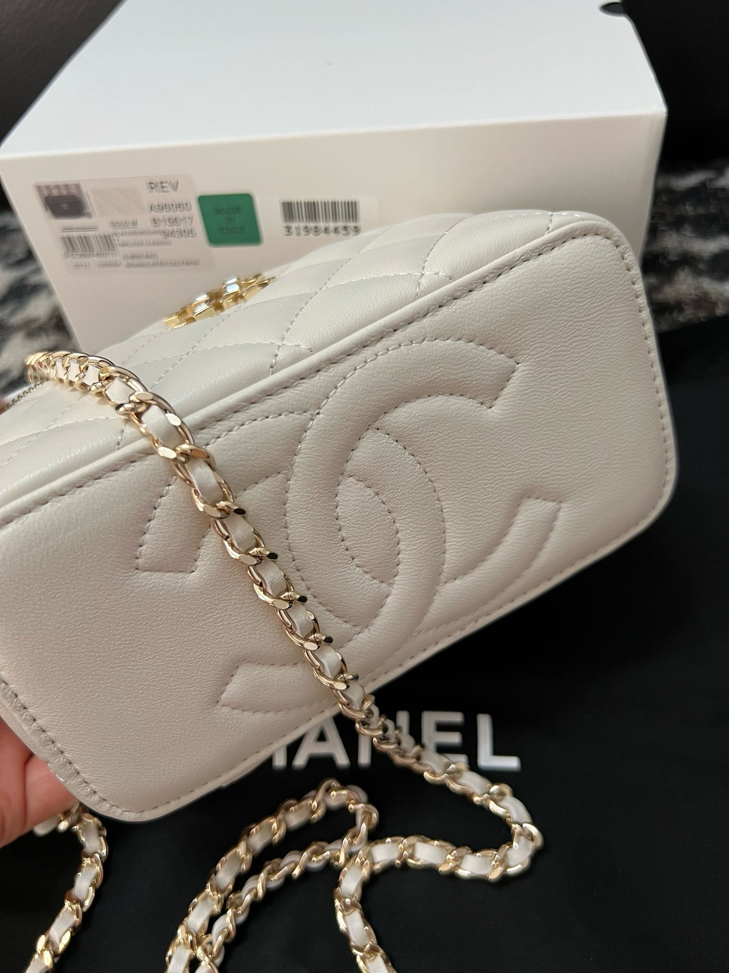 CHANEL CLUTCH WITH CHAIN AB3747 WHITE