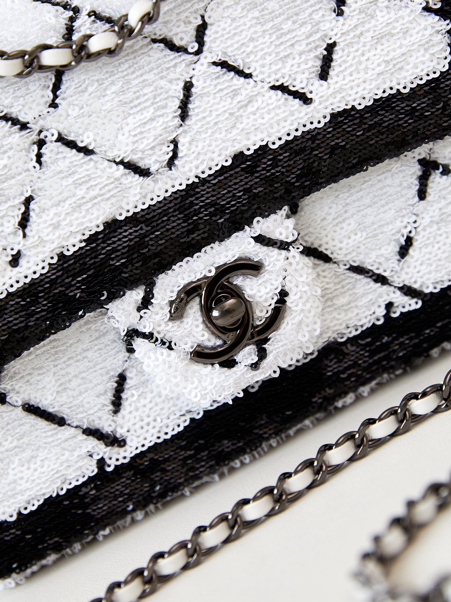 Chanel Tweed CLUTCH WITH CHAIN AS3788 white&black