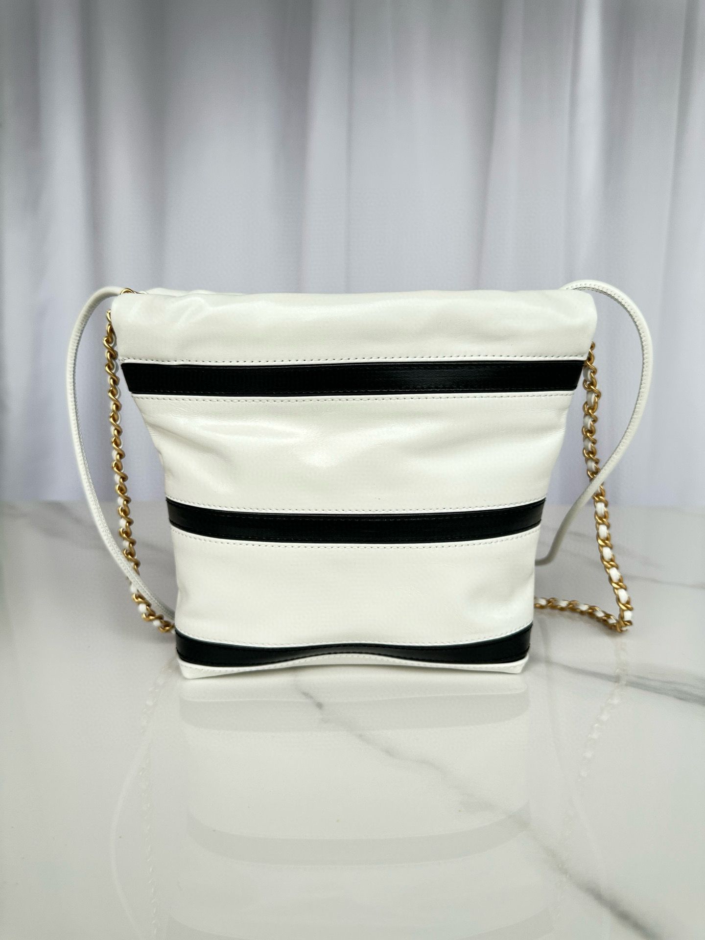 CHANEL 22 HANDBAG Calfskin & Gold-Tone Metal AS3980 White