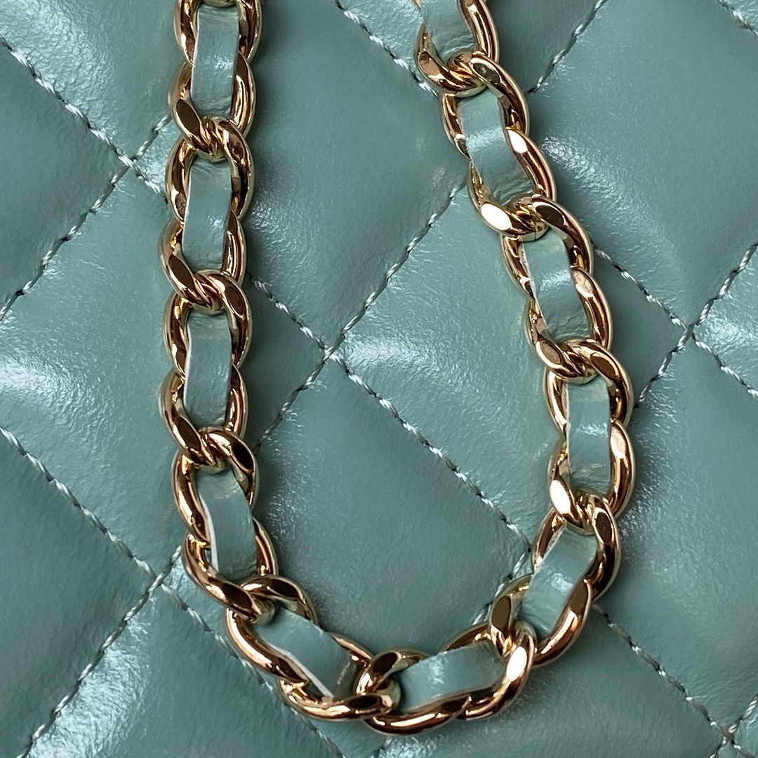 CHANEL CLUTCH WITH CHAIN AP3804 blue