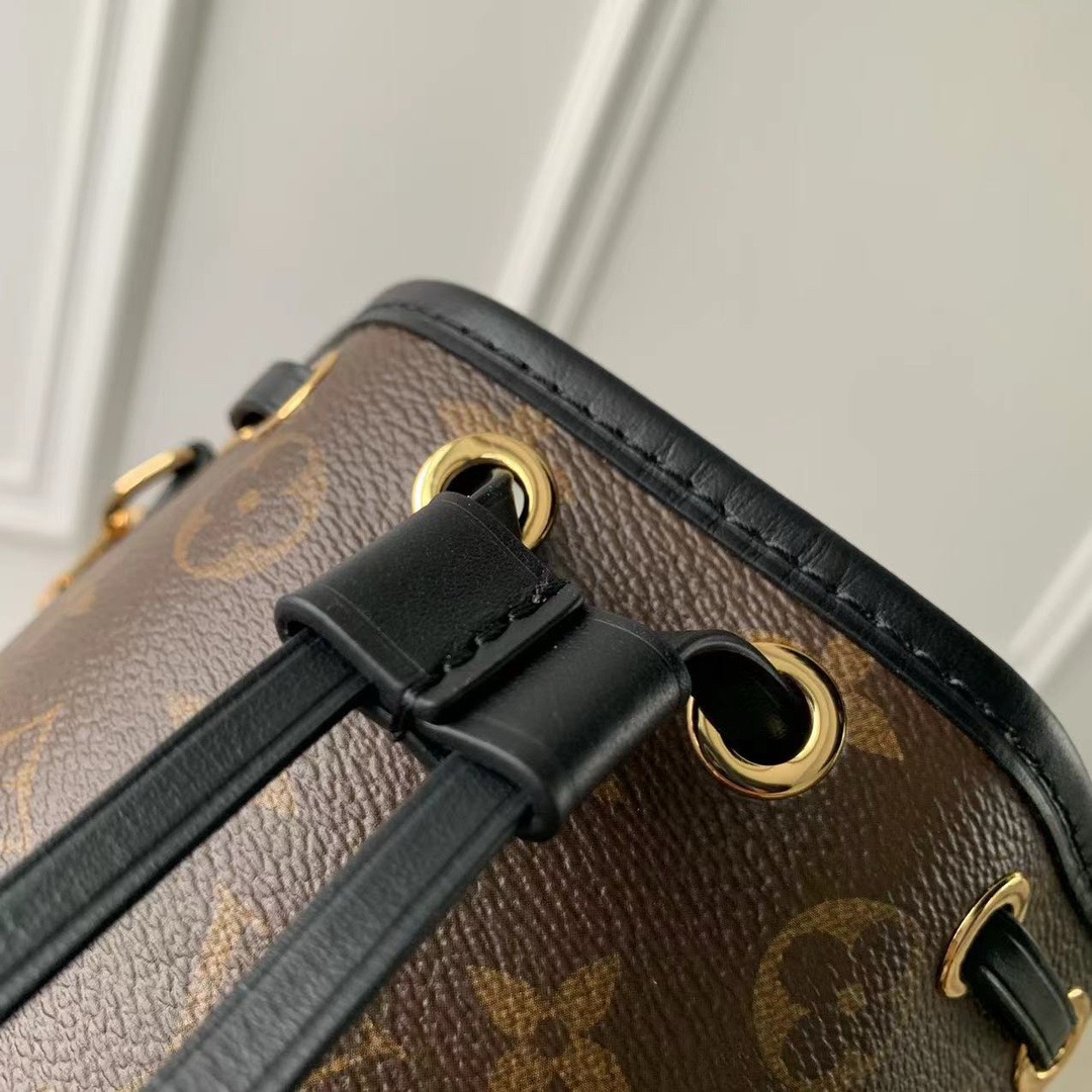 Louis Vuitton Canoe M83480