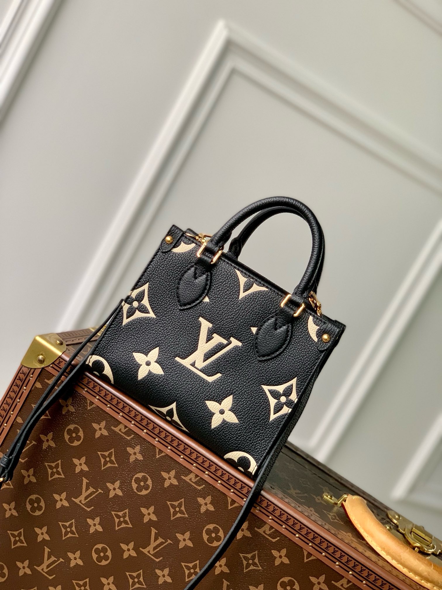 Louis Vuitton OnTheGo BB M47054 black&Cream