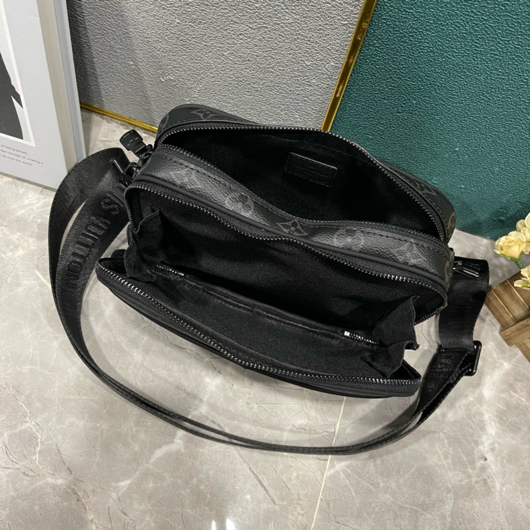 Louis Vuitton Alpha Messenger M31069 black