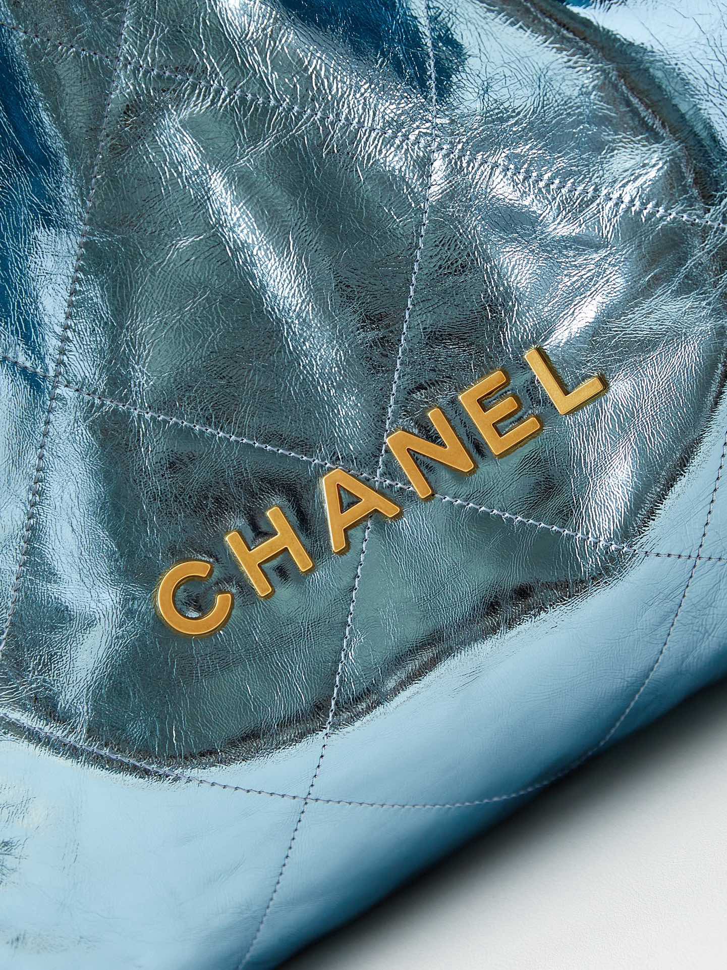 CHANEL 22 HANDBAG AS3261 Pearlescent blue