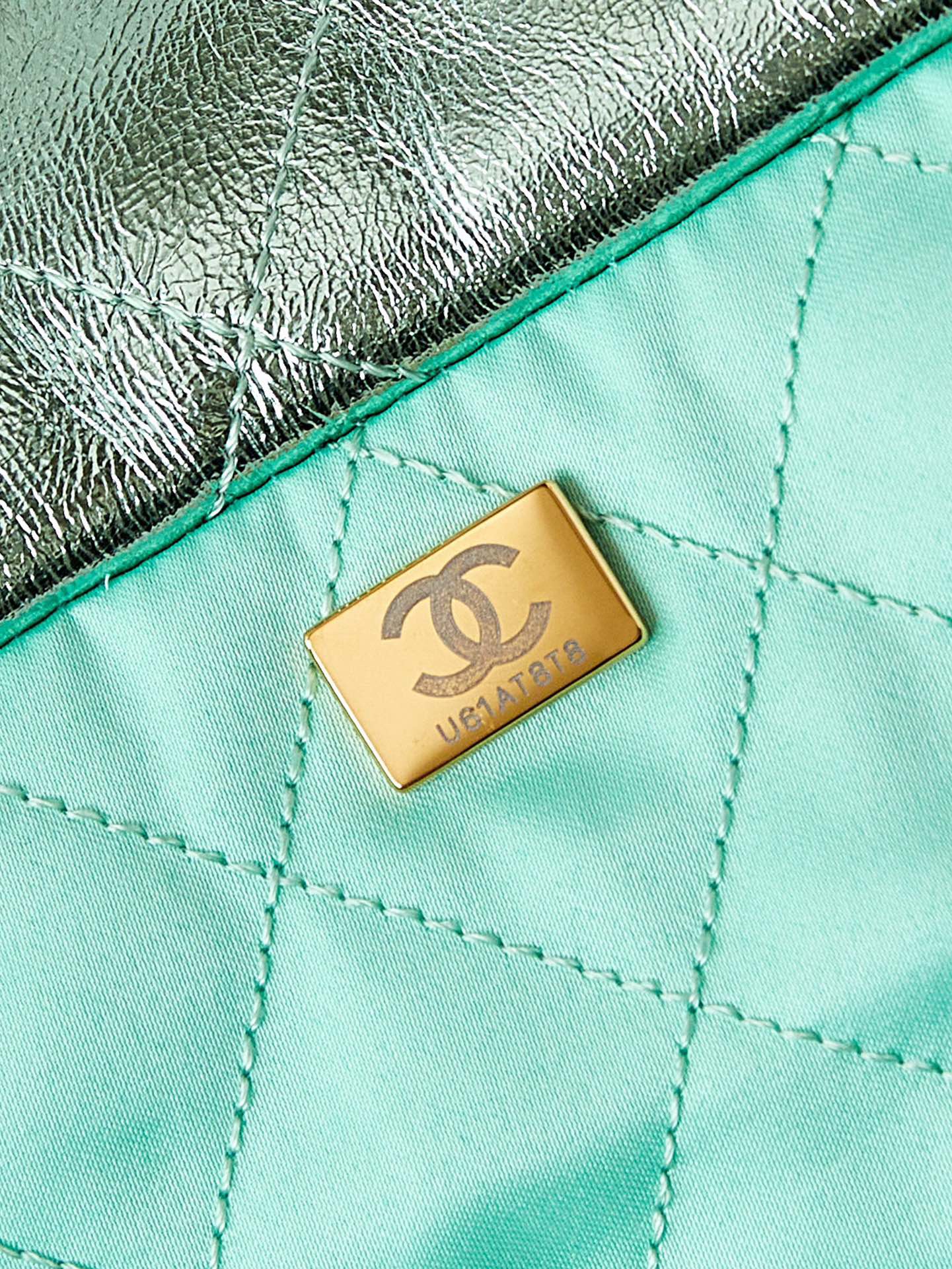 CHANEL 22 HANDBAG AS3261 Pearlescent green