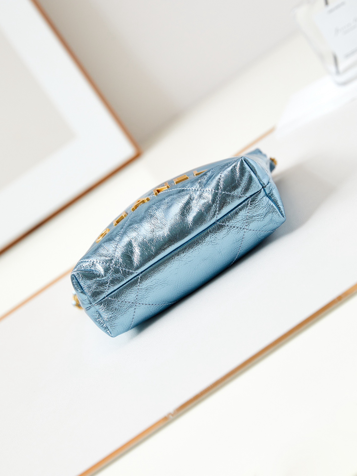 CHANEL 22 MINI HANDBAG AS3980 Pearlescent blue