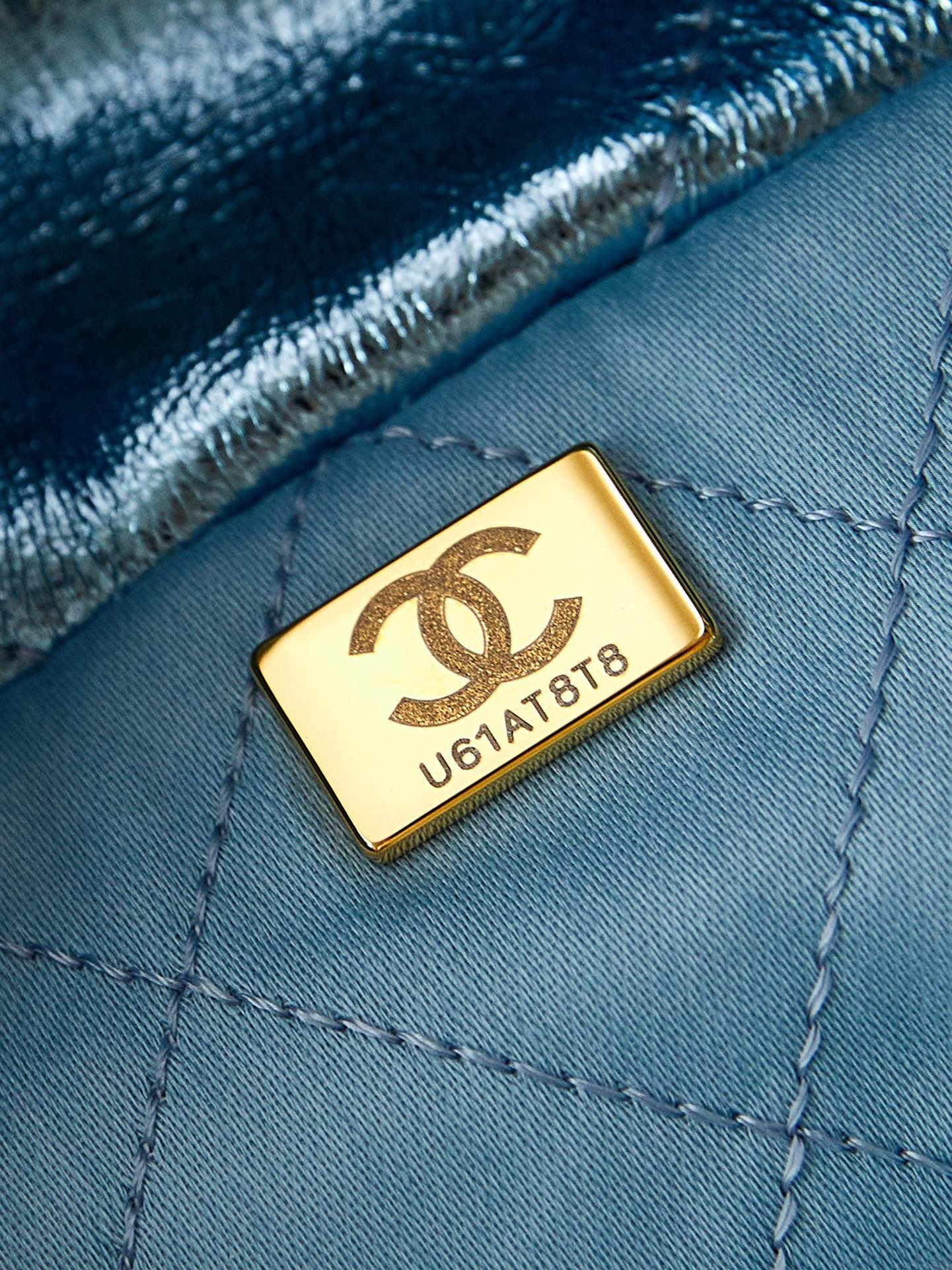 CHANEL 22 SMALL HANDBAG AS3260 Pearlescent blue