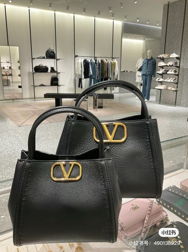 VALENTINO Alltime medium grain calfskin bag B0Q18 black