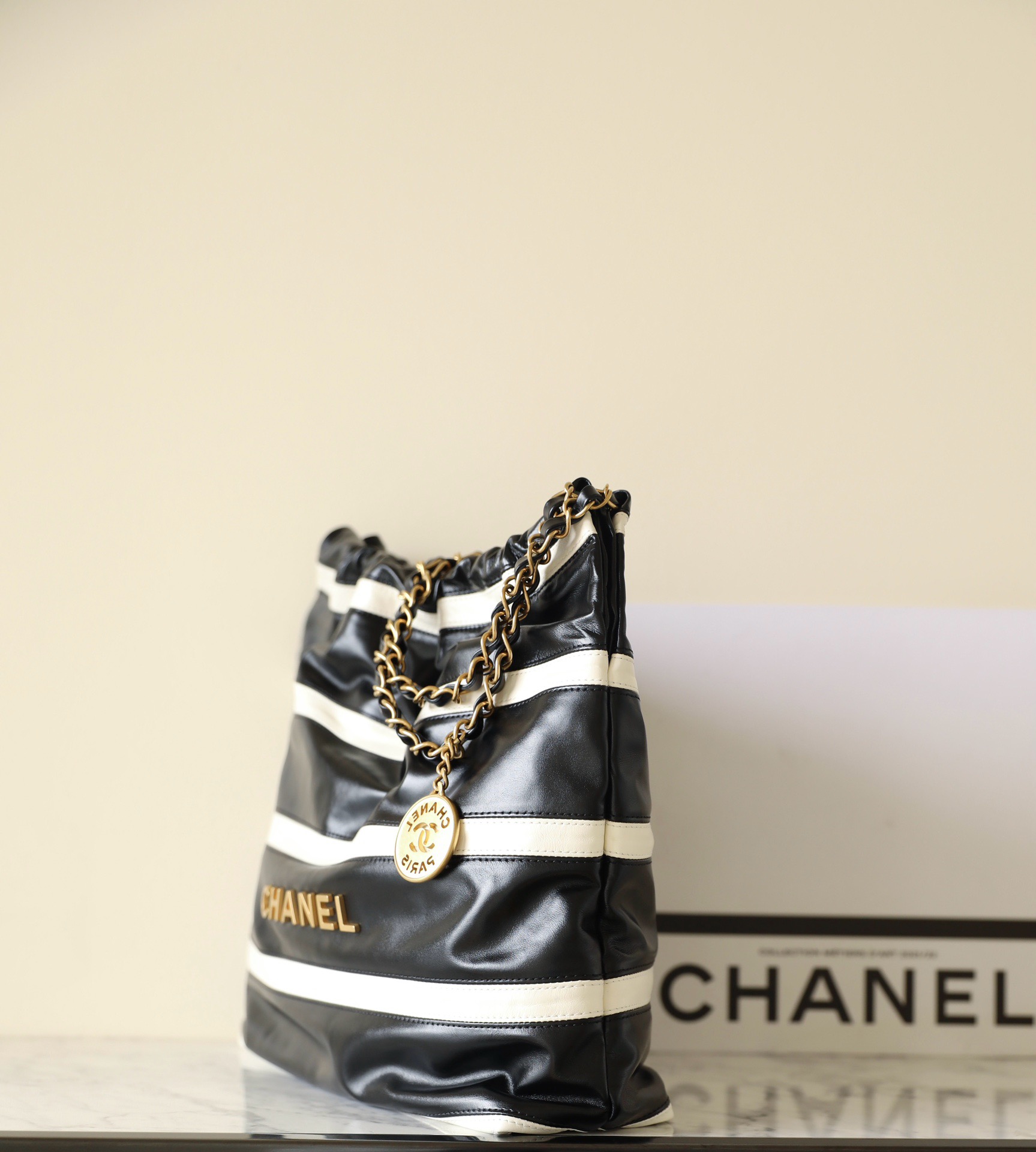 CHANEL 22 HANDBAG AS3260 Black&white