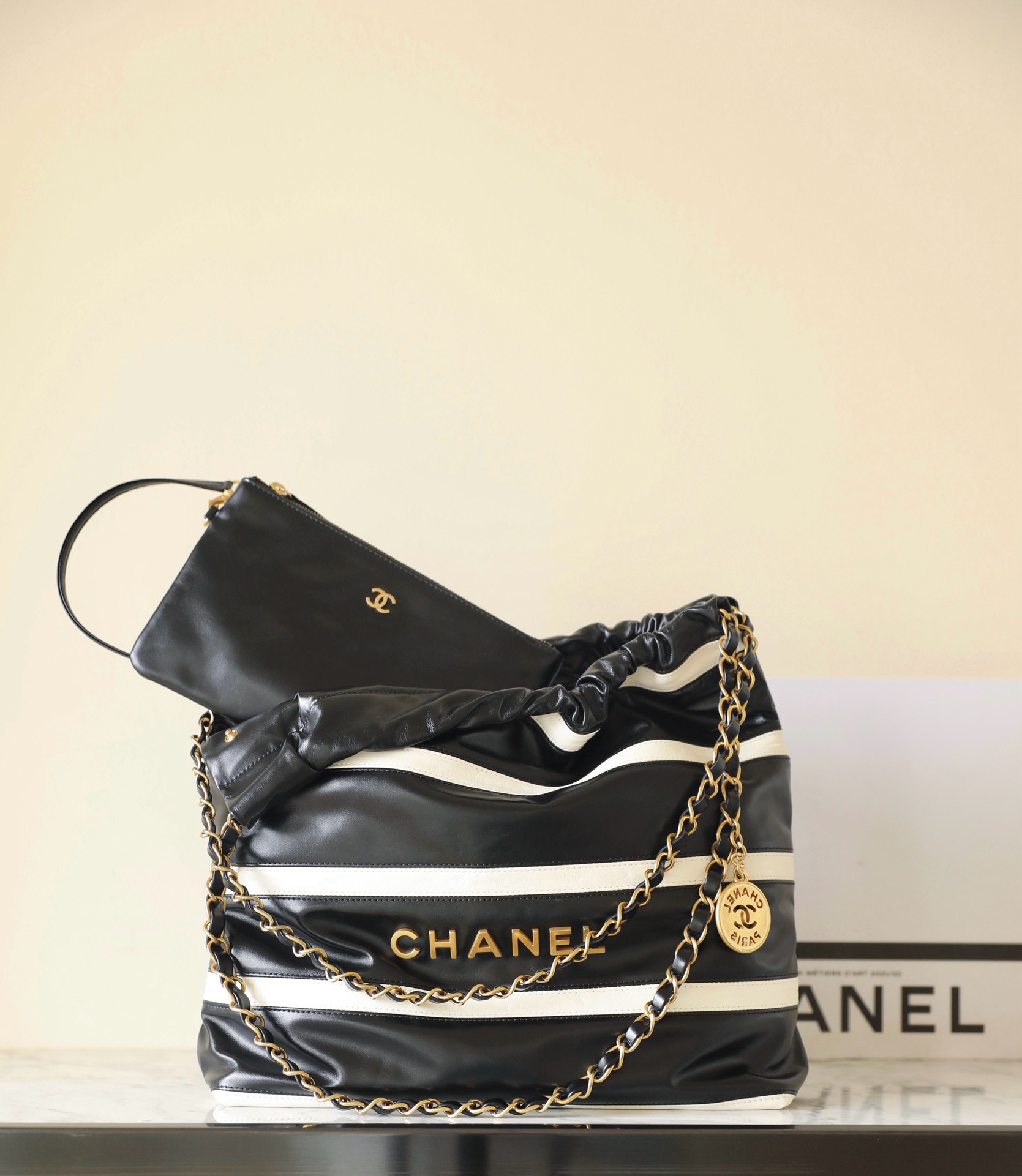 CHANEL 22 HANDBAG AS3260 Black&white