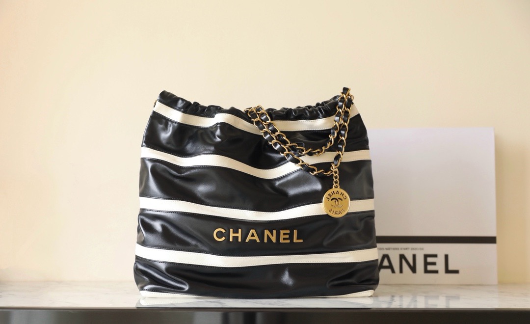 CHANEL 22 HANDBAG AS3260 Black&white