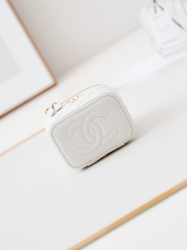 CHANEL CLUTCH WITH CHAIN AP3941 white