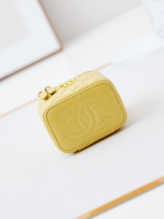 CHANEL CLUTCH WITH CHAIN AP3941 yellow