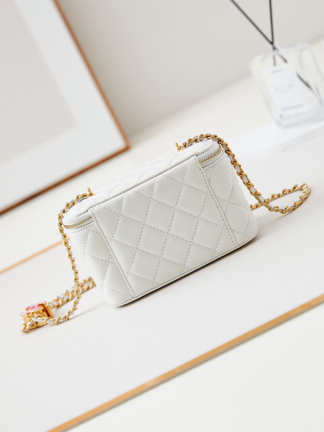 CHANEL MINI CLUTCH  AP3940 white