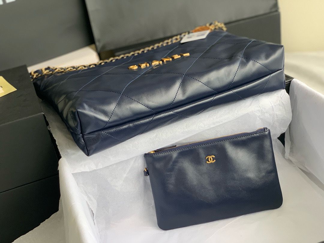 CHANEL 22 MEDIUM HANDBAG AS3261 Navy