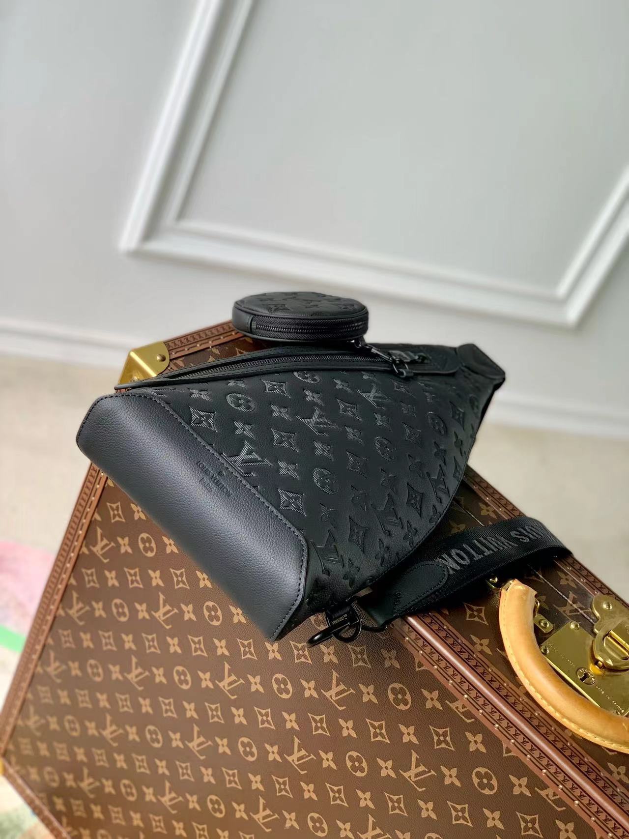 Louis Vuitton Duo Slingbag M21890 black