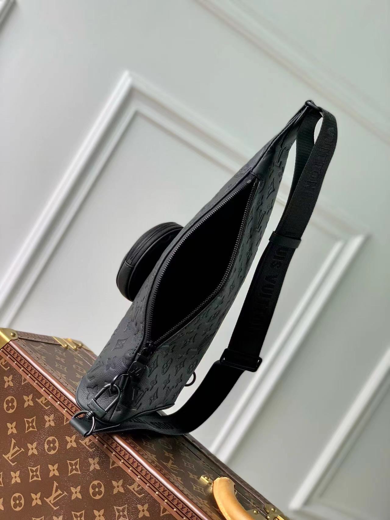 Louis Vuitton Duo Slingbag M21890 black