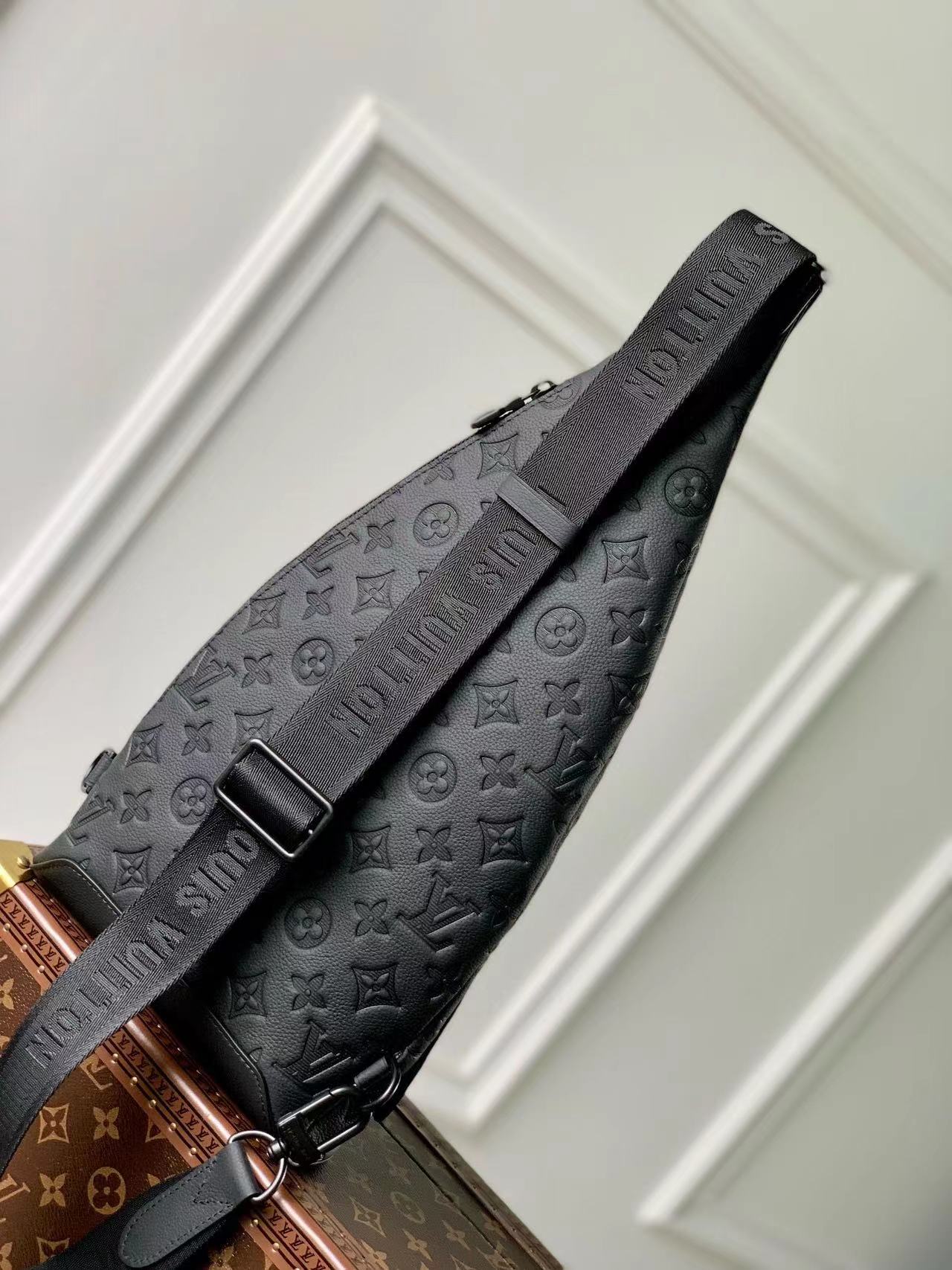 Louis Vuitton Duo Slingbag M21890 black